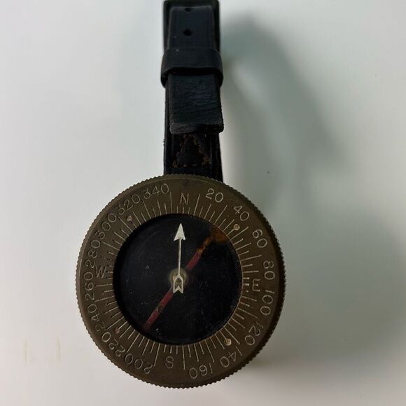 WWII US Army Bakelite Paratrooper Wrist Compass Superior Magneto WW2 - Picture 2 of 8